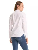 Camisa blanca de algodón, marca Zac & Rachel, con cuello solapa, abertura central con botones, manga larga con puño y botón, y ruedo redondeado.