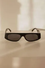 Lentes de sol rectangulares color borgoña con protección UV400.