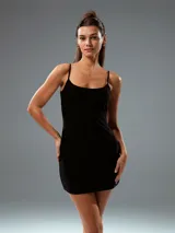 Vestido corto negro con breteles finos y corte ajustado al cuerpo.