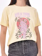 Remera blanca con estampado de dos tigres rojos enfrentados y texto en chino.