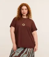 Blusa tipo muscle tee color turquesa, hecha en ribana de viscosa y poliéster, con escote redondo y sin sisas.