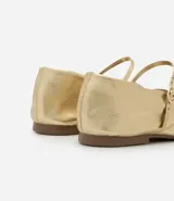 Chatitas de cuero color negro con puntera cuadrada y taco plano. Presentan una tira delgada sobre el empeine con cierre de hebilla metálica plateada.