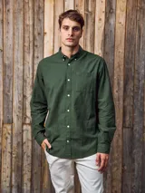 Camisa de manga larga color verde militar, confeccionada en tejido Oxford 100% algodón. Tiene cuello abotonado, cierre con botones y un bolsillo en el pecho. Corte slim fit.