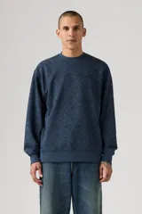 Sweater azul con estampado de cachemira en toda la prenda, cuello redondo y corte relajado.