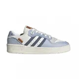 Zapatillas urbanas Adidas Rivalry Low, color blanco con detalles en celeste y azul marino. Confeccionadas en cuero y gamuza, con las tres tiras características de la marca en los laterales.