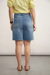 Bermuda de jean gris oscuro, corte recto y largo a la rodilla.