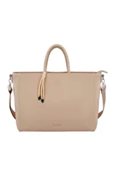 Cartera tote bag color beige, con doble asa superior y correa de hombro ajustable y extraíble. Incluye un charm de flecos en color beige y negro.