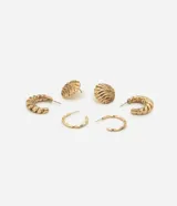 Set de tres pares de aros dorados: un par de aros gruesos con textura trenzada, un par de aros finos lisos y un par de aros tipo botón con textura ondulada.