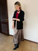 Falda midi de satén con estampado animal print de leopardo en tonos marrones y negros. Corte al bies y cintura elástica.