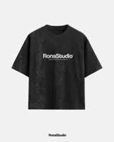 Remera negra con efecto gastado y logo estampado en el frente.