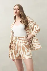 Short de tiro alto con estampado abstracto en blanco y negro, cintura elastizada y lazo para ajustar.