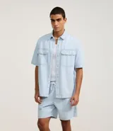 Bermuda regular de jeans celeste con cintura elástica, cordón ajustable y estampado de rayas finas.