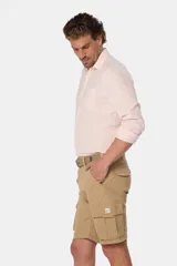 Bermuda cargo gris con cinturón, confeccionada en tejido de algodón con elasticidad, con bolsillos laterales y detalles en bolsillos traseros con solapa.