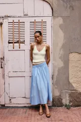 Top negro de punto con escote en pico y tirantes finos.