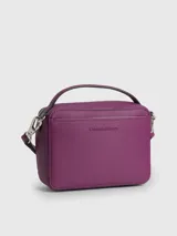 Cartera de Calvin Klein en color morado, confeccionada en piel sintética suave con textura fina y diseño elegante.
