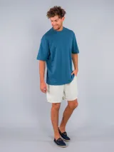 Mocasines náuticos de cuero azul marino con cordones marrones, ojales metálicos y suela de yute.
