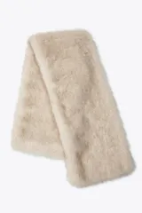 Bufanda de pelo sintético color beige con diseño cruzado.