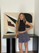 Short de jean color violeta con tiro medio y corte semi baggy.