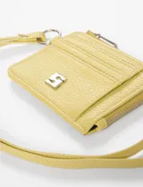 Tarjetero amarillo de cuero vegano con textura granulada, cierre superior con cremallera, tres ranuras para tarjetas y correa de muñeca.