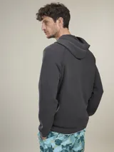 Campera tipo hoodie con cierre frontal, color gris oscuro.