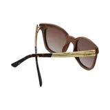 Lentes de sol con montura de madera color marrón claro con vetas horizontales y lentes grises degradé.