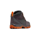 Bota de trekking Columbia Newton Ridge II, color marrón con detalles en negro y rojo. Fabricada en cuero y material sintético impermeable, con suela de goma Omni-Grip para mayor tracción.