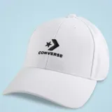 Gorro estilo dad hat de color blanco, con visera curva y logo de Converse bordado en negro en el frente.