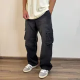Pantalón jean cargo negro de corte recto y tiro medio, con bolsillos laterales con solapa.
