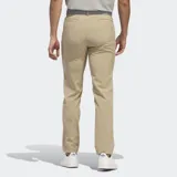 Pantalón de golf Adidas Ultimate365 con corte tapered, color beige. Confeccionado en tejido elástico en cuatro direcciones con acabado repelente al agua y protección UV.
