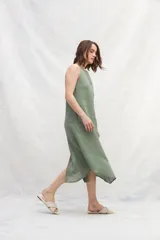 Vestido midi negro de lino, corte recto, sin mangas y con escote redondo.