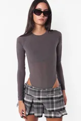 Body gris de jersey traslúcido con mangas largas y espalda descubierta.