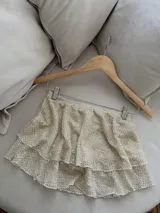 Minifalda tableada color beige con lentejuelas.