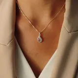Gargantilla de plata 925 con dije en forma de lágrima con circonias.