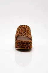 Sandalias con plataforma alta y diseño de una sola tira ancha con estampado animal print.