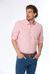 Camisa de manga larga celeste con estampado de cuadros pequeños, corte slim fit, cuello clásico y bolsillo en el pecho. Confeccionada en algodón.
