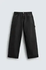 Pantalón negro de corte amplio, confeccionado en tejido de algodón con efecto lavado. Presenta bolsillos frontales, traseros de parche, tira multifunción y bolsillos laterales en las perneras. Cuenta con cierre frontal con cremallera y botón.