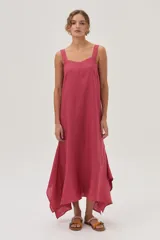 Vestido largo color fucsia de lino con tiras finas y volado en el bajo.