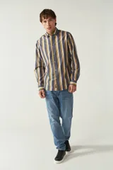 Camisa de manga larga a rayas verticales color gris, blanco y mostaza, de corte slim fit y confeccionada en algodón. Presenta logo bordado en el pecho.