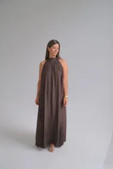 Vestido largo marrón de viscosa, con cuello halter fruncido y silueta amplia.