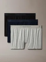 Pack de tres bóxers Calvin Klein de corte slim, confeccionados en modal suave y elástico. Incluye un bóxer negro, uno azul marino y uno gris. Todos con cintura elástica con el logo de la marca.