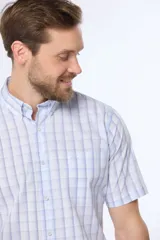 Camisa de manga corta con estampado a cuadros en tonos celeste y blanco.