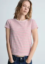 Camiseta de manga corta a rayas rojas y blancas con cuello redondo y logo bordado en el pecho.