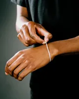 Pulsera plateada de eslabones con cierre de mosquetón.