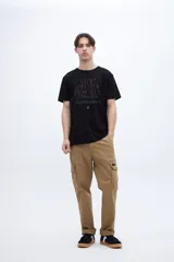 Remera negra de algodón con estampa central con la frase "Life Rhythm Punches Awakes" y pequeño logo en la espalda.