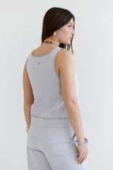 Musculosa color beige con escote cuadrado y costuras a contratono.