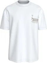 Remera blanca de algodón con cuello redondo y mangas cortas. Estampado gráfico en el pecho con el texto "Manhattan & Brooklyn" y el logo de Calvin Klein Jeans.