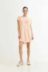 Vestido corto color verde oliva con estampado de dos rostros en color blanco.