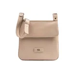 Bandolera chica color taupe, de cuero, con correa larga regulable y acceso abierto.