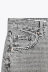 Pantalón de jean azul de corte wide leg, tiro alto y largo hasta el tobillo.