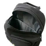 Mochila Caterpillar color rosa con logo negro estampado en el frente. Tiene un compartimento principal con cierre, un bolsillo frontal con cierre vertical y dos bolsillos laterales con cierre. Las correas son ajustables y acolchadas.